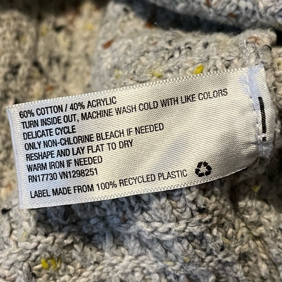 ๐ 3 for $15 ๐ Universal thread gently used V neck sweater - Picture 4 of 4